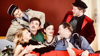 Bild: Niki Kanari
Stefanie Hertel (vorne) ist in „Ganz Paris träumt von der Liebe“ nicht nur Hauptdarstellerin, sondern auch Mitproduzentin.