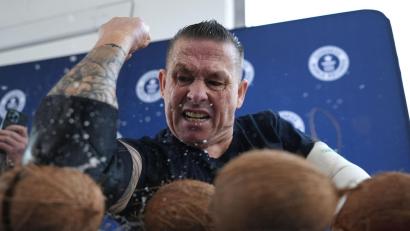 Bild: Marcus Brandt/dpa
Gaude knackte seinen eigenen Rekord von 83 Kokosnüssen.