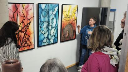 Bild: Sabine Frank/Landratsamt Tirschenreuth
Kreative Therapien: Gertraud Fischer erläuterte ihre Bilder.