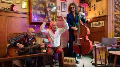 Bild: Rolf Vennenbernd/dpa
Nur mit Gitarrist und Bassist steht Schneider ab 2026 wieder auf der Bühne. Er selbst wechselt zwischen verschiedenen Instrumenten.