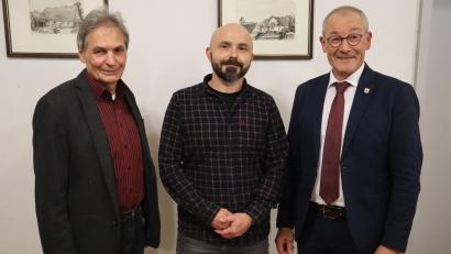 Bild: mrr
Miroslaw Zgrzendek (Mitte) wurde als neuer Marktrat der Freien Wähler Fraktion in der letzten Sitzung vereidigt. Dazu gratulierten Riedens Erster Bürgermeister Erwin Geitner (rechts) und Zweiter Bürgermeister Josef Weinfurtner (links).