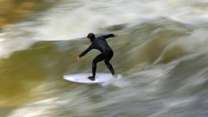 Bild: Malin Wunderlich/dpa
Die Surferinnen und Surfer auf der Eisbachwelle zählen inzwischen als Attraktion in München. (Archivbild)