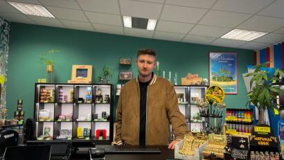 Bild: knz
Aurel Berlinski betreibt in Grafenwöhr ein Geschäft für Hanfprodukte und ist Vorsitzender des "Buds Collective".