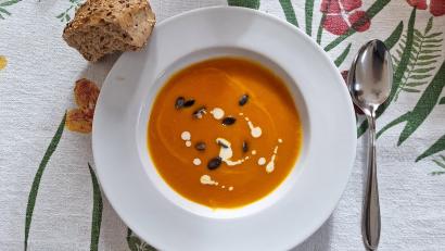 Bild: bl
Mit ein paar Tupfern Sahne und ein paar gerösteten Kürbiskernen sieht die Kürbissuppe besonders lecker aus.