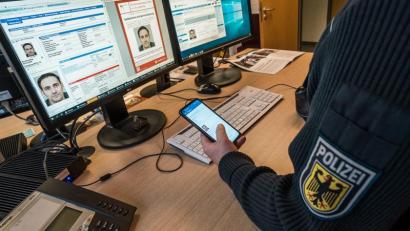 Symbolbild: Bundespolizei
Ein Super-Recognizer der Bundespolizeiinspektion Waldmünchen erkannte einen Tatverdächtigen nach einem vorausgegangenen Diebstahl wieder.