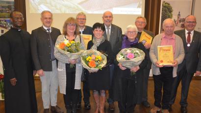 Bild: jr
Hohe Auszeichnungen gab es beim Bäderempfang der Marktgemeinde Bad Neualbenreuth. Im Bild die Preisträger (von links) mit Pfarrer George Emeka Oranekwu, Landrat Roland Grillmeier, Monika und Wolfgang Plonner, Edeltraud und Albert Köstler, Anita und Meinhard Köstler, Josef Schnurer und Bürgermeister Klaus Meyer.