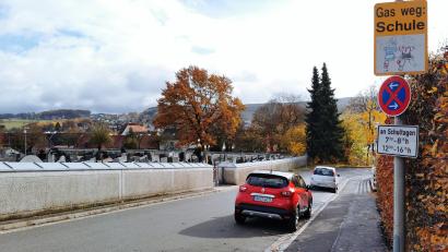 Bild: Portner
Zu eng: In den Zeiten, in denen Schulbusse verkehren, darf in der Martin-Luther-Straße im Bereich Friedhof/Doktor-Eisenbarth-Schule nicht geparkt werden.