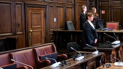 Bild: Daniel Bockwoldt/dpa
Die Verteidigerin steht zunächst ohne ihre Mandantin im Gerichtsaal. Die wahrscheinlich psychisch kranke Beschuldigte wird erst hereingeführt, nachdem die Fotografen gegangen sind.