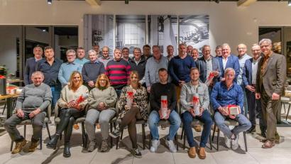 Bild: Franz Kassecker GmbH
Die geehrten und verabschiedeten Kassecker-Mitarbeiter zusammen mit Geschäftsführern, Gesellschaftern sowie den Vertretern der IHK, des BBIV und dem Waldsassener Bürgermeister.