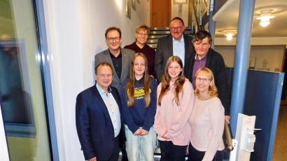 Bild: whü
Christkind und Engel: Alina Snegursky (vorne, Zweite von links) und Frieda Berger (vorne, Zweite von rechts) übernehmen diese Aufgabe für Speichersdorf. Mit ihnen freuen sich (von links) Bürgermeister Christian Porsch, 3. Bürgermeister Franc Dierl, Kindergartenfördervereins-Vorsitzende, Heike Geier, 2. Bürgermeister Rudi Heier, Fördervereinskassier Lothar Büringer und Gisela Berger.