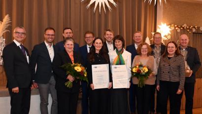 Bild: Roland Inguscio
Die VR-Bank Amberg-Sulzbach ehrte langjährige Mitarbeiter und verabschiedete Ruheständler.