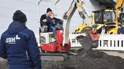 Bild: gf
Beim Benefizbaggern in Amberg durften auch die ganz Kleinen eine Baggermaschine betätigen.