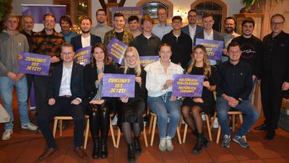 Bild: jr
Erstmals bei den Kommunalwahlen tritt die junge Liste „Zukunft Waldsassen“ an. Am Sonntagnachmittag wurde die Kandidatenliste einstimmig bei der Nominierungsversammlung verabschiedet. Zur Wahl stellen sich sechs Frauen und vierzehn Männer. Unterstützung sicherten Bürgermeister Bernd Sommer (rechts) und Landrat Roland Grillmeier (zweite von links) zu. Spitzenkandidaten sind Nico Sommerer (sitzend links) und Max Siller (sitzend rechts).