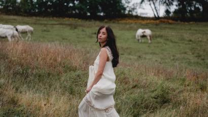 Bild: Dominik Garban
Stephanie Gold aus Mitterteich stellt in wenigen Wochen ihr erstes Album vor. "Her Portrait" enthält fünf Titel, die von "Steph Gold" selbst komponiert und getextet wurden. Mit dem ersten Stück verarbeitete die Künstlerin den Tod einer engen Freundin, die in jungen Jahren an Krebs starb.