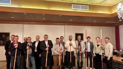 Bild: Stefanie Gradl
Die neuen Feldgeschworenen mit Bürgermeister Hans-Martin Schertl (sechster von links), dem zweiten Bürgermeister Thorsten Grädler (fünfter von links), Maike Faber vom städtischen Bauamt (zweite von rechts) und Maximilian Kronen vom Vermessungsamt (dritter von rechts).