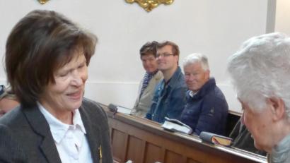 Bild: Koller
Maria Koller (links) überreicht Anna Wendl, der scheidenden Mesnerin von Sankt Ursula in Ursula-Poppenricht, ein Abschiedsgeschenk im Namen des Pfarrgemeinderates.