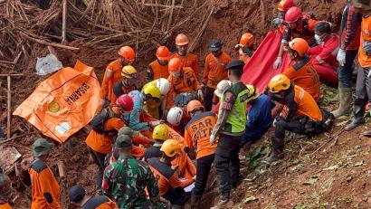 Bild: -/BASARNAS/dpa
Die Behörden suchen nach Dutzenden Verschütteten.
