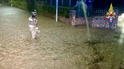 Bild: Vigili del Fuoco/dpa
In der Region hatte es in den vergangenen Tagen heftig geregnet. Zahlreiche Straßen sind überschwemmt. Viele Keller stehen unter Wasser.