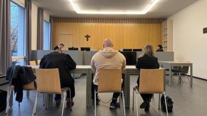 Bild: juh
Der 42-jährige Angeklagte (Mitte) wartet auf die Urteilsverkündung. Die 1. Strafkammer am Landgericht Weiden hat sich zur Beratung zurückgezogen.