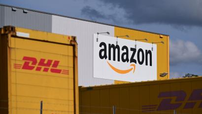 Bild: Wolf von Dewitz/dpa
Ein Logistikzentrum von Amazon, auf dessen Gelände DHL-Container stehen. DHL ist das größte Paketunternehmen in Deutschland, gefolgt von Amazon - der Online-Handelsriese trägt einen großen Teil bei ihm bestellten Waren selbst aus. (Archivbild)