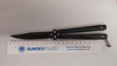 Bild: Bundespolizei
Die Polizei erwischte einen 15-Jährigen mit einem Butterflymesser am Hauptbahnhof Regensburg.