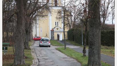 Bild: Hirsch
Soll die Allee-Straße zum Miesberg-Kloster weiter mit dem Auto befahren werden können oder ein reiner Spazierweg werden? Die Entscheidung darüber hat der Marktrat von Schwarzenfeld vertagt.
