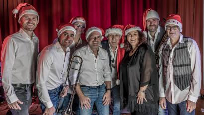 Bild: Thomas Betz/exb
"Leise rieselt der Schnee" mit der King-Size Big-Band und der Sängerin Karin Holz.