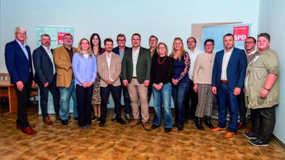 Bild: Uwe Bergmann
Daniel Hutzler (Achter von links) ist Spitzenkandidat der SPD Schnaittenbach. Stellvertretender Landrat Michael Rischke (von links) gratulierte auch den Bewerbern Matthias Kick, Manfred Kick, Lilly Kauer, Sarah Reiß, Christian Jöns, Günter Siegert, Gerald Dagner, Kerstin Maunz, Yvonne Biller, Günter Schuller, Inge Daller, Uwe Bergmann, Christian Hartmann und Ute Pirke zur Nominierung.
