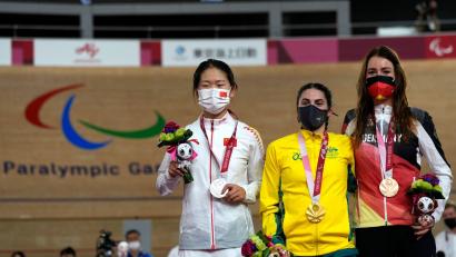 Bild: Shuji Kajiyama/AP/dpa
Gewann Gold in Tokio: Die Australierin Paige Greco (Mitte). (Archivfoto)