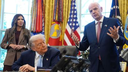 Bild: Evan Vucci/AP/dpa
US-Präsident Donald Trump (M) droht mit Spielverlegungen, FIFA-Präsident Gianni Infantino gibt sich zurückhaltend.