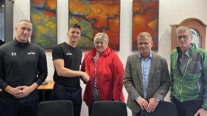 Bild: Stadt Windischeschenbach
Vorsitzende Aurelia Zimmermann freute sich über die 5000-Euro-Spende der Firma Aqua Agent's aus Dingolfing an den Freibadförderverein Windischeschenbach.