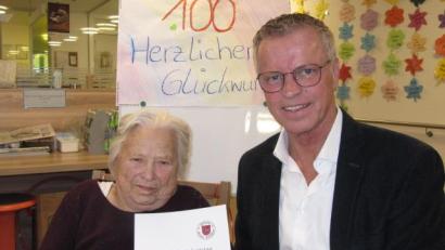 Bild: fg
Bürgermeister Hermann Falk gratulierte Elsa Meyer zum 100. Geburtstag.