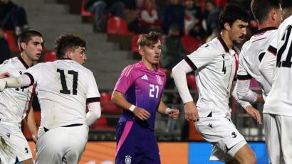 Bild: Artur Stabulnieks/dpa
Der Höhenflug von Lennart Karl (Mitte) geht weiter.