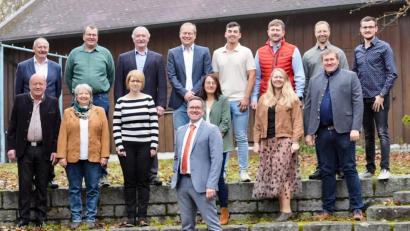 Bild: Eva Kleber
Hintere Reihe von links nach rechts: Josef Frischmann, Markus Kleber, Albert Gollwitzer, Markus Lindner, Florian Wazl, Jürgen Bösl, Michael Forster, Christoph Demleitner. Vordere Reihe von links nach rechts: Albert Grießl, Karin Stahl, Kornelia Stahl, Manuela Bösl, Melanie Frank, Martin Wild. Vorne: Bernd Reil.
