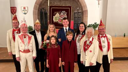 Bild: Faschingsgesellschaft Knappnesia
Prinzessin Luna I. und Prinz Benedict I. sind Eigengewächse der Faschingsgesellschaft. Begleitet vom Kinderprinzenpaar Vivien I. und Lars I. grüßen sie nach dem Einmarsch das närrische Volk.