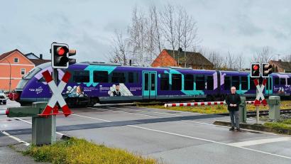 Bild: Daniel Weigl/Stadt Schwandorf
Oberbürgermeister Andreas Feller hofft, dass die Probleme am Bahnübergang Klardorf bald der Vergangenheit angehören.