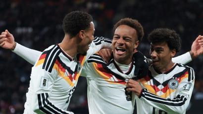 Bild: Jan Woitas/dpa
Der Kümmersbrucker "Nene" Brown (rechts) jubelt mit Assan Quedraogo über dessen erstes Länderspieltor. Auch Lukas Nmecha gratuliert.