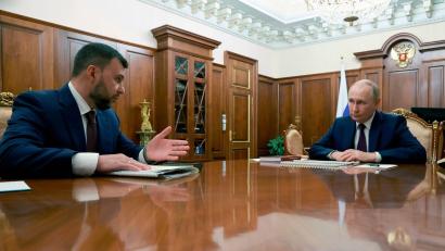 Bild: Gavriil Grigorov/Pool Sputnik Kremlin/AP/dpa
Der von Moskau eingesetzte Besatzungschef für Donezk, Denis Puschilin, hat nach ukrainischen Drohnenangriffen auf Wärmekraftwerke den regionalen Notstand ausgerufen. (Archivbild)