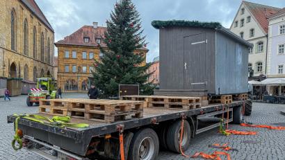 Bild: Stephan Huber
Auf dem Amberger Marktplatz geht es weihnachtlich zu. Die ersten Buden für den Weihnachtsmarkt werden mit Traktoren geliefert und aufgebaut.