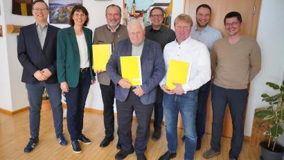 Bild:  Sibylle Reger
Von links: Die Kommunale Wärmeplanung startet mit Wolfgang Dumm und Christina Albrecht von der Bayernwerk Netz, Bürgermeister Frank Zeitler, Bürgermeister Johann Wilhelm, Robert Eger (Bauamt), Bürgermeister Markus Schiesl, Thomas Prey (Geschäftsstellenleiter) und Thomas Bodensteiner (Kämmerer).