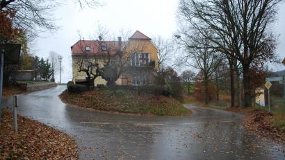 Bild: tss
Die Staatsstraße 2181 in Wildenau muss wegen Bauarbeiten im Bereich An der Schloßleite (links) und Plößberger Straße (rechts) vom 20. November bis voraussichtlich 12. Dezember gesperrt werden.