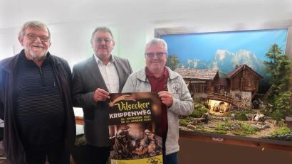 Bild: rha
Der Vilsecker Krippenweg wird am 29. November feierlich eröffnet. Zum Besuch laden (von links) Krippenfreunde-Vorsitzender Wolfgang Albersdörfer, Bürgermeister Hans-Martin Schertl und Ideengeber Ewald Vater ein.