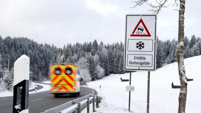 Bild: Sven Hoppe/dpa
Bei Schnee und Frost kann es auf den Straßen gefährlich werden.