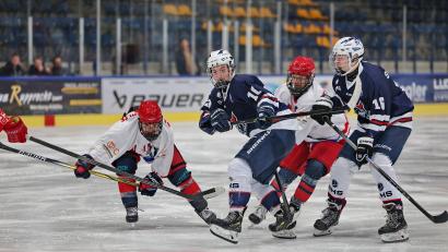 Bild: Dieter Jäschke
Anfang November kassierte die U20 des 1. EV Weiden zwei bittere Derbyniederlagen gegen den Lokalrivalen VER Selb. In dieser Szene sind Lasse Schärdel (Mitte) und Leon Spörl im Einsatz.