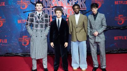 Bild: Annette Riedl/dpa
Die „Stranger Things“-Stars Finn Wolfhard (l-r), Gaten Matarazzo, Caleb McLaughlin und Noah Schnapp kamen zum Fan-Event nach Berlin.