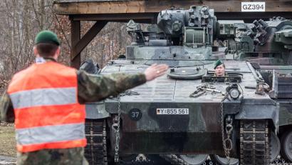 Bild: picture alliance / Armin Weigel/dpa
Der grenzüberschreitende Transport von schwerer Ausrüstung bereitet Militärplanern oft Sorgen - die EU-Kommission will Schwierigkeiten nun angehen. (Archivbild)