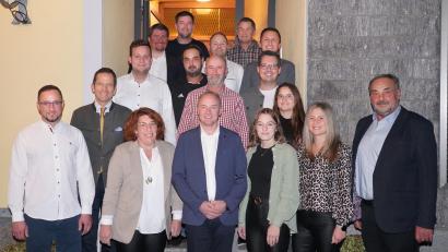 Bild: fvo
Kommunalwahl Waldthurn 2026: Die 12 CSU/JU -Kandidatinnen und Kandidaten sowie der CSU - Bürgermeisterkandidat Georg Bocka (Vorne Mitte) aus Irlhof. Mit im Bild: Ehefrau Birgit Bocka (Vorne Zweite von links) und Tochter Anja Bocka (Vorne Dritte von rechts).
