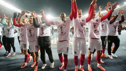 Bild: Georg Hochmuth/APA/dpa
Hoch die Hände: Österreich reist erstmals seit 1998 wieder zu einer WM.