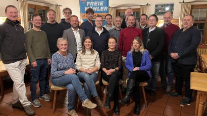 Bild: mma
Die Kandidaten der Freien Wähler für die Gemeinderatswahl mit Schatzmeister Günther Frieser und Wahlleiter Peter Dotzler.