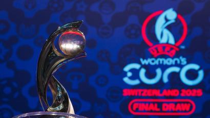 Bild: Valentin Flauraud/KEYSTONE/dpa
Wo der EM-Pokal 2029 ausgespielt wird, entscheidet sich am 3. Dezember. (Archivbild)